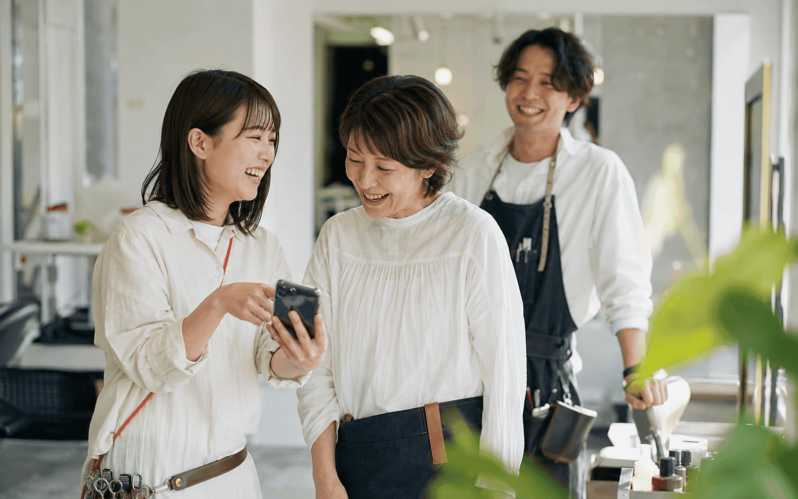 店舗スタッフがスマホで日報を見る様子